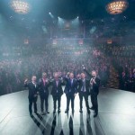 executivos da Royal Caribbean com os 4700 construtores de navios e operários ao fundo