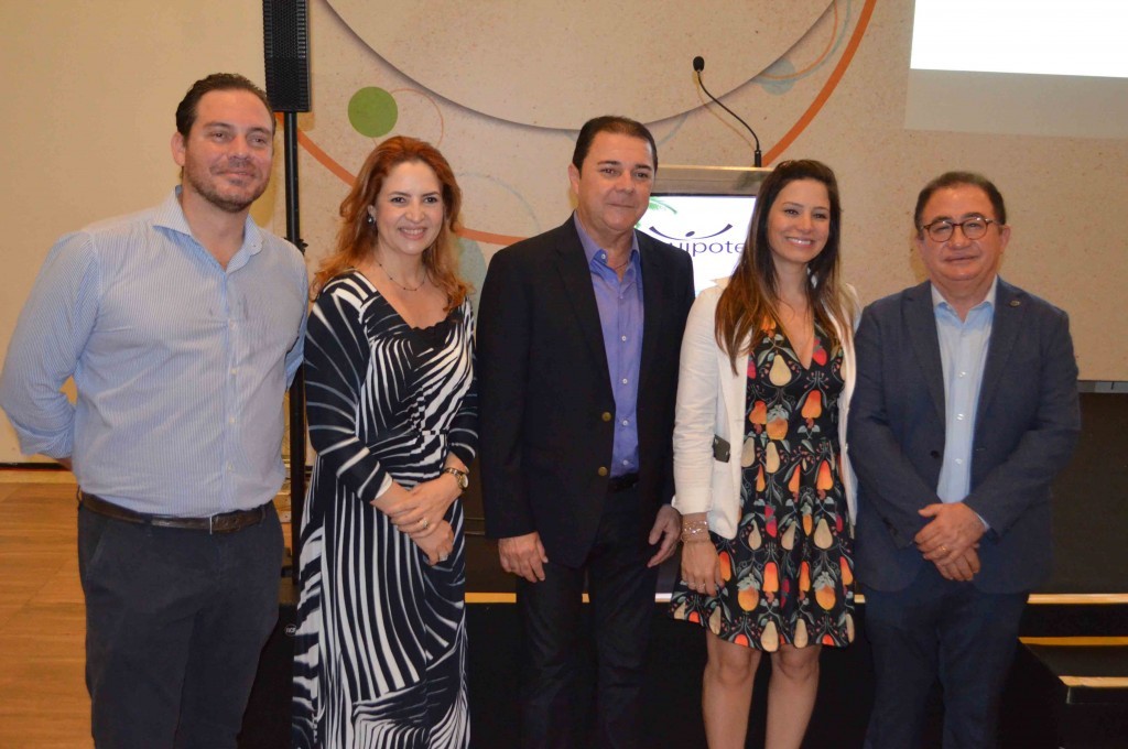 Gustavo Binardi, Enid Câmara, Eliseu Barros, Camila Moretti e Manoel Linhares, organizadores do Conotel 2018 e da Equipotel Regional