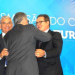 Alberto Alves cumprimenta Vinicius Lummertz na transição de cargo