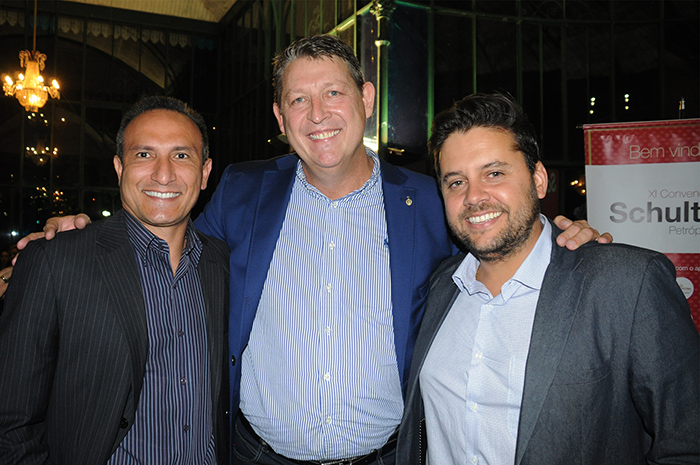Aroldo Schultz, presidente da Schultz, entre Samir El Ghaoui, presidente do Petrópolis CVB, e Marcelo Valente, secretário de Turismo de Petrópolis