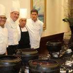 Equipe de cozinheiros a posto com o tradicional feijão amigo