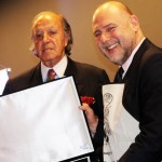 O secretário estadual de Cultura, João Luiz recebeu a placa em nome da governadora do Paraná