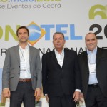 Alexandre Sampaio, da FBHA, entre Alexandre Gehien, presidente do FOHB, e Alberto Cestrone, presidente da Resorts ABr