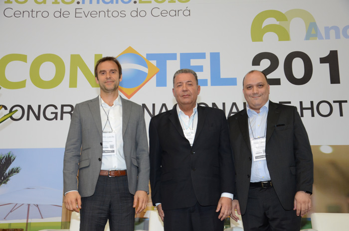 Alexandre Sampaio, da FBHA, entre Alexandre Gehien, presidente do FOHB, e Alberto Cestrone, presidente da ABR