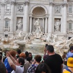 Fontana di Trevi sempre lotada de turistas