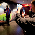 Torcedor no museu do FC Barcelona, no Camp Nou Experience