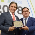 O presidente do Senado Federal, Eunicio Oliveira, foi homenageado por Manoel Linhares, presidente da ABIH Nacional