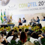 Plateia atenta ao pronunciamento do ministro do Turismo, Vinicius Lummertz
