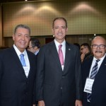 Regis Medeiros, secretario de Turismo de Fortaleza, entre Alexandre Sampaio, da FBHA, e Eduardo Fontes Neto, da ABIH Nacional