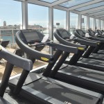 Academia conta com equipamentos de última geração, da parceria com a Technogym