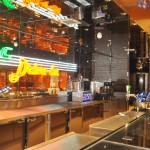 Garage Bar conta com programação para adolescentes até às 18, quando passam a ser servidas bebidas alcoólicas e o menu tradicional