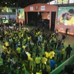Convidados comemoram o segundo gol do Brasil no hangar da Gol