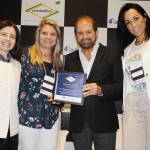 Guilherme Paulus recebeu homenagem da Unedestinos entregue por Elenice Zaparoli, Sara Souza e Kelly Oliveira, do Visite SP