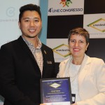 Kenji Takao, do Prodigy SDU, recebe homenagem das mãos da consultora Rose Almeida