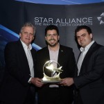 Raphael de Lucca, da Ethiopian Airlines, entre, Edmar Bull e o filho, Edmar Mendoza, da Copastur