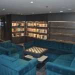 Sala de bilhar conta com uma mini biblioteca