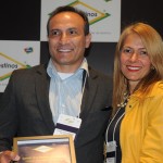 Samir dos Santos, presidente do Petrópolis CVB, recebe homenagem da consultora Vanisa Schuller
