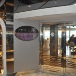 Seaside Lounge, bar com capacidade para 97 pessoas. Espaço conta com área para apresentações e telão