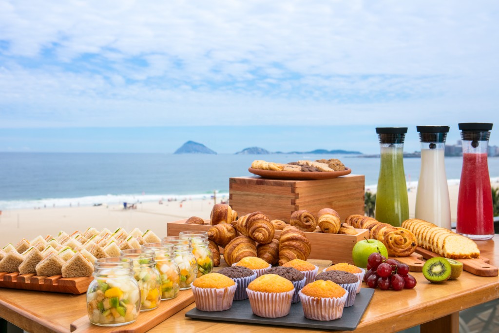 café especial que inclui seleção de pães, frios, cestinha de pão de queijo, prato de frutas, bolo da casa