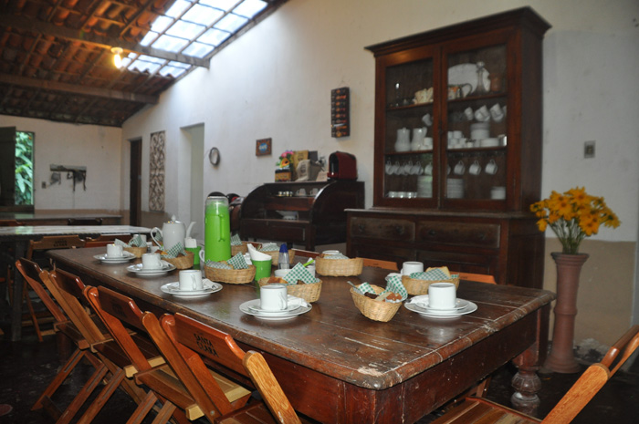 Sitio São Luís convida o visitante a experimentar uma xícara de café com pães e bolos artesanais Sitio São Luís convida o visitante a experimentar uma xícara de café com pães e bolos artesanais