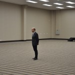 Antonio Dias parado no centro de uma das enormes salas do Royal Palm Hall