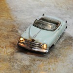 Esta peça é o xodó de José Augusto, um Cadillac que acende os faróis e acelera pelo acervo