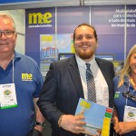 Marcelo Andrade, diretor da Transmundi, entre Roy Taylor e Rosa Masgrau, do M&E
