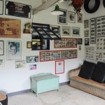 Os posters, luvas, capacetes e pneus também fazem parte do acervo