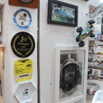 Todas as paredes contam com presentes conquistados ao longo do tempo