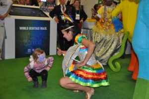 ITB 2016 - Criança aprendendo frevo no estande da Embratur