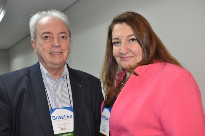 Nilo Sérgio Félix, secretário de Turismo do Estado do Rio de Janeiro, com Magda Nassar, da Braztoa