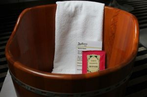 Saiba como é a hospedagem em uma suíte de luxo Ofurô para os pés é um dos mimos da Suíte Royal Divulgação Radisson Alphaville