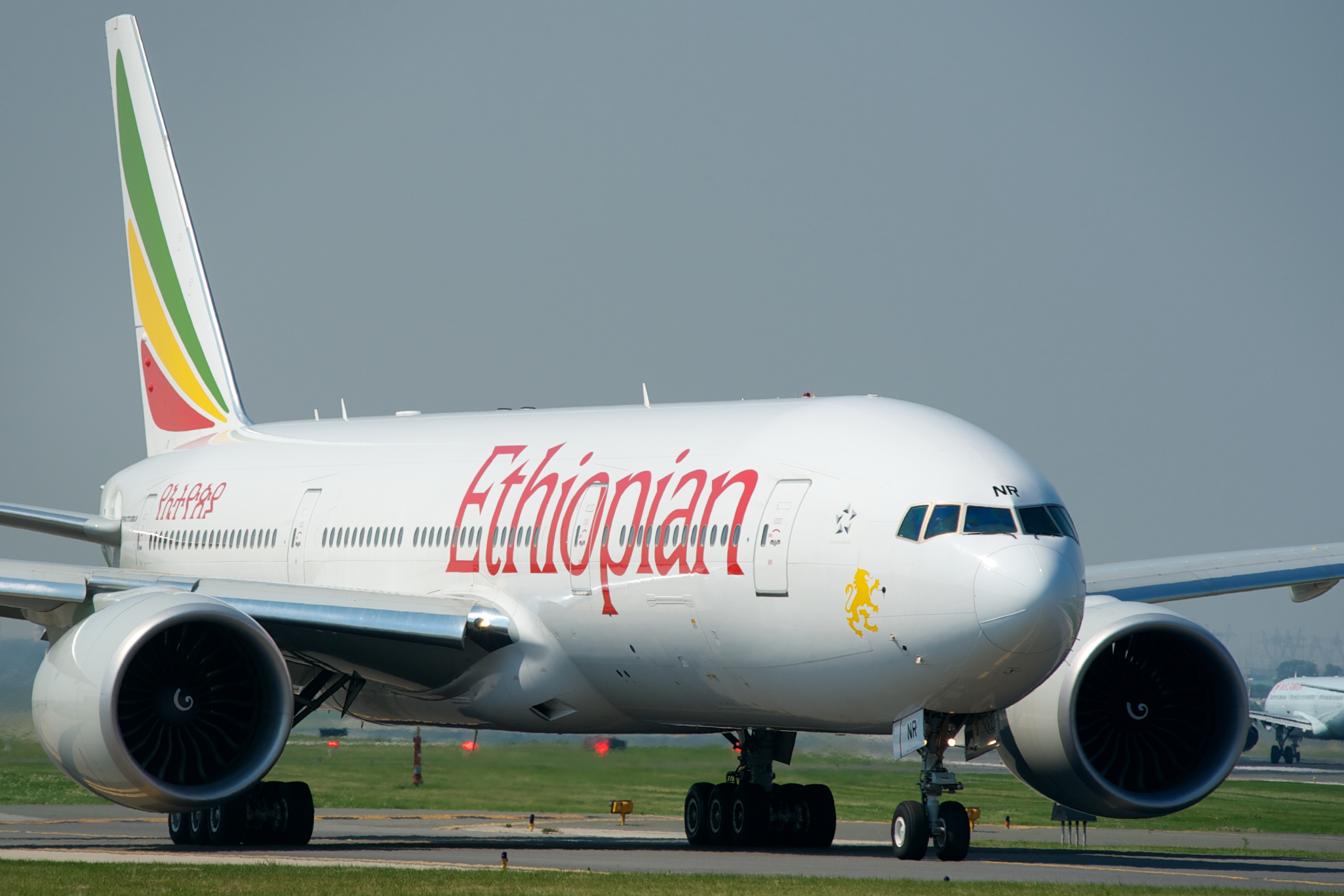 Ethiopian celebra seus 70 anos com tarifas promocionais de passagens aéreas "Sahara" taxing via Quebec for take-off, Runway 23, Toronto