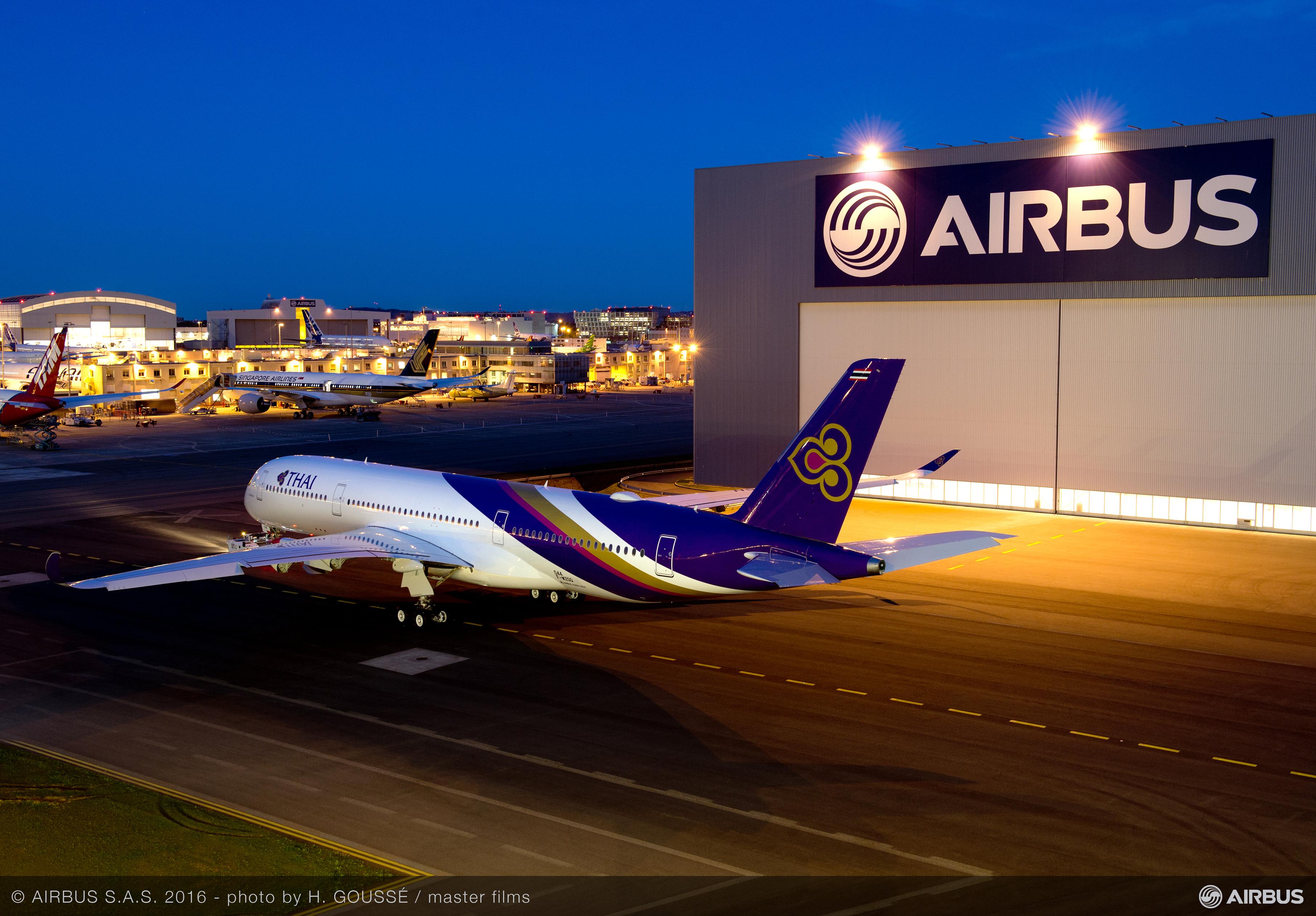 Airbus finaliza pintura e Thai Airways recebe 1° A350XWB até agosto 1 A350_XWB_Thai_Airways_rolls_out_of_paintshop
