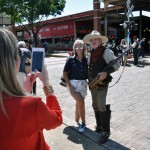 Ainda em Fort Worth, Cátia Frias posa ao lado de um típico cowboy texano