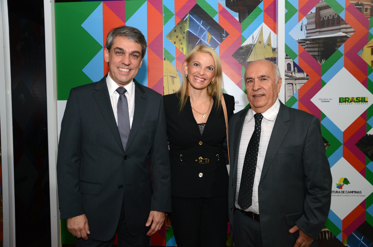 Alexandra Caprioli, diretora de Turismo de Campinas, com Fernando Santos e Sebastião Pereira, da Aviesp