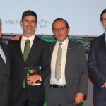 Alexandre Monteleone, da Decolar.com recebe de Mario Carvalho, Luiz Mór e Gil Trigo prêmio Top Tap