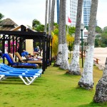 Após o almoço, por que não relaxar nas espreguiçadeiras em frente a praia? Após o almoço, por que não relaxar nas espreguiçadeiras em frente a praia?