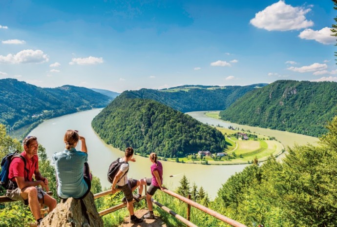 Escalada guiada, exploração de caverna de gelo e canoagem no Rio Danúbio são atividades incluídas na programação europeia especial da Avalon Waterways para 2017