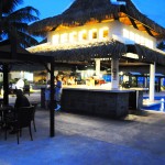 Bar da piscina durante a noite Bar da piscina durante a noite