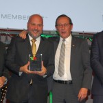 Carlos Vasquez, da Esferatur recebe prêmio de Mario Carvalho, Luiz Mór e Gil Trigo, da Tap