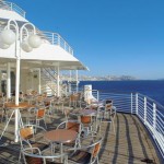 Deck tem vista para popa do navio Deck tem vista para popa do navio