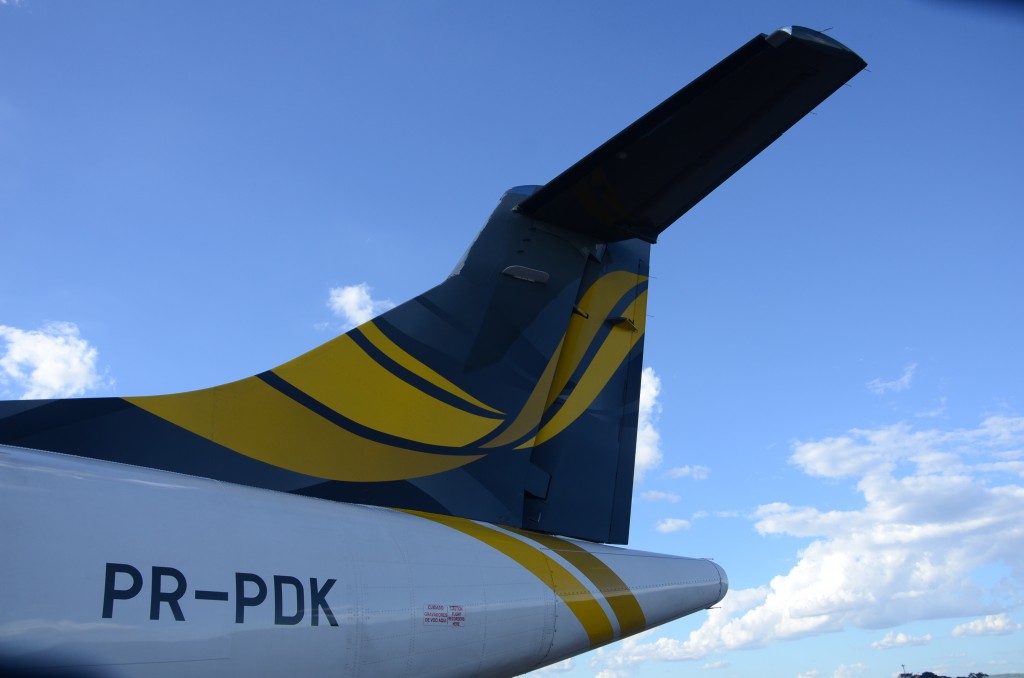 Em 2014 o registro é de 100 milhões pessoas viajando de avião no Brasil. 