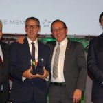 Elói Oliveira, da Flytour entre os executivos da Tap recebendo prêmio
