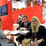 Equipe da DZT em reunião de trabalho