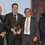 Fernando Lermi, da Rextur Advance recebe prêmio das mãos de Mario Carvalho, Luiz Mór e Gil Trigo, da tap