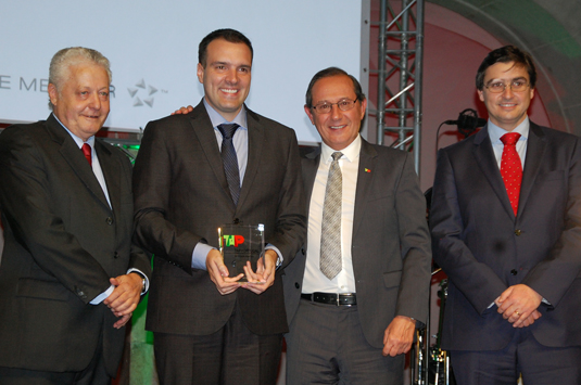 Fernando Lermi, da Rextur Advance recebe prêmio das mãos de Mario Carvalho, Luiz Mór e Gil Trigo, da tap