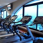 Fitness Center tem vista para a área externa do resort Fitness Center tem vista para a área externa do resort