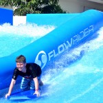Flowrider faz a alegia de crianças e adultos