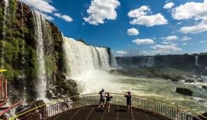 5 lugares para fazer ecoturismo no Brasil 4 Turistas registram visita às Cataratas do Iguaçu, no Paraná (Foto: Divulgação/Embratur)